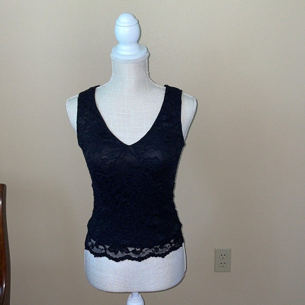 Carol Anderson Collection Lace Sleeveless Lace Top in size small